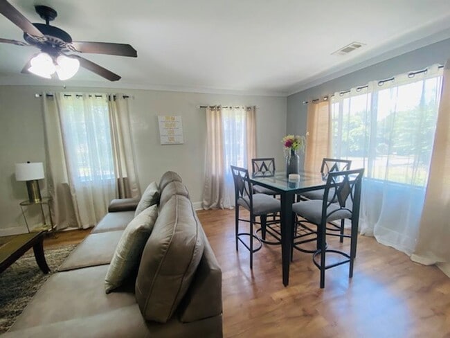 Building Photo - 3 bedrooms /2 bathrooms