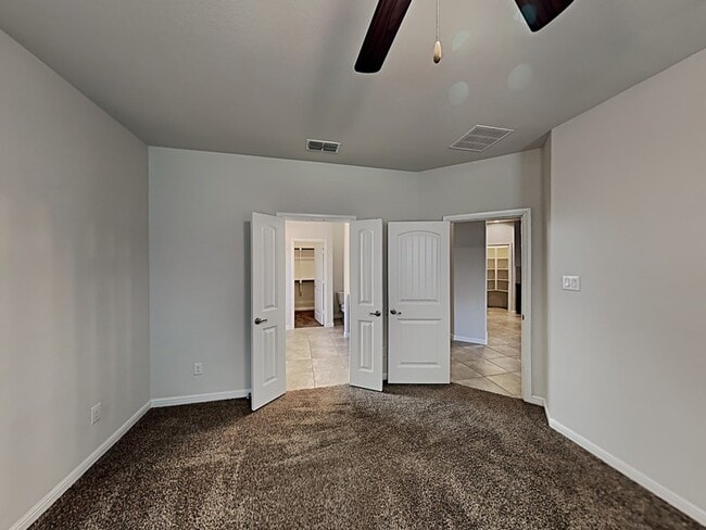 Foto del edificio - 9113 Golden Hollow Ln