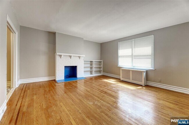 Building Photo - 100 E Palisade Ave