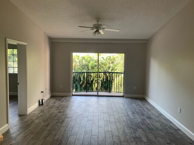 Vaulted ceiling living room - 2119 SE 10th Ave