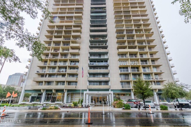 Building Photo - 207 W Clarendon Ave