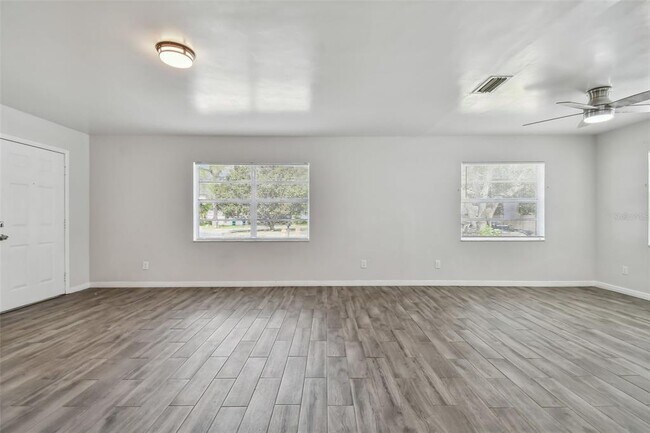 Building Photo - 3605 E Royal Palm Cir