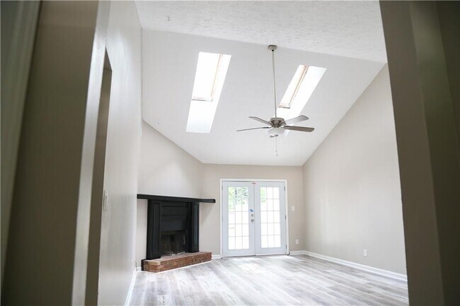 Foto del edificio - 5141 Farm Pl Dr NE