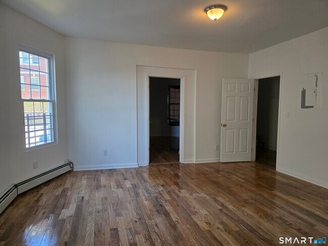 Foto del edificio - 120 Easton Ave