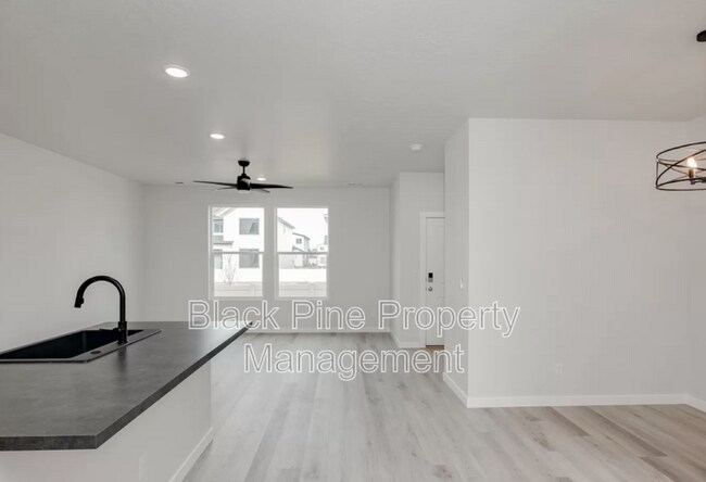 Foto del edificio - 5074 W Milano St