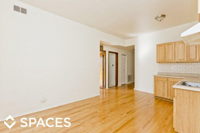 Building Photo - 905 W Agatite Ave
