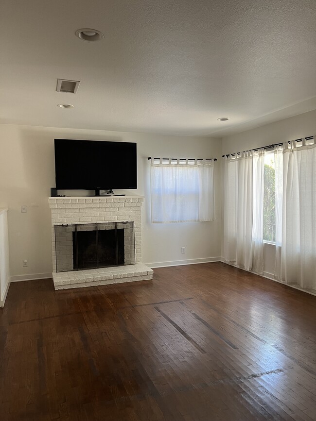 El salón tiene chimenea de leña. - 21050 Avenue San Luis