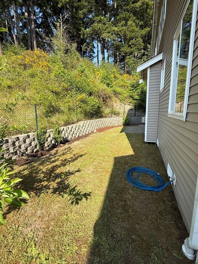 Building Photo - 5 bedroom spanaway home!