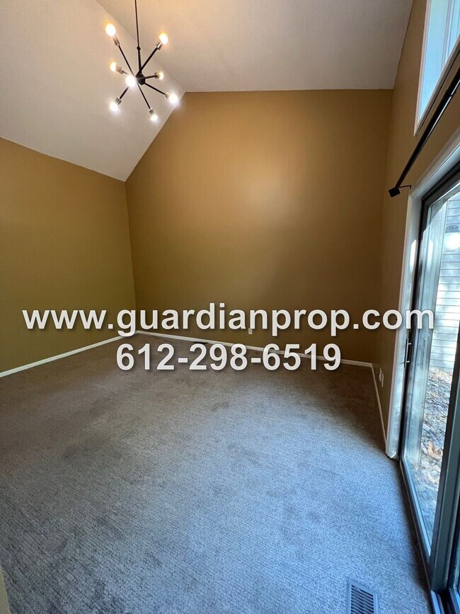 Foto del edificio - End Unit Maplewood Townhouse Available Jan...