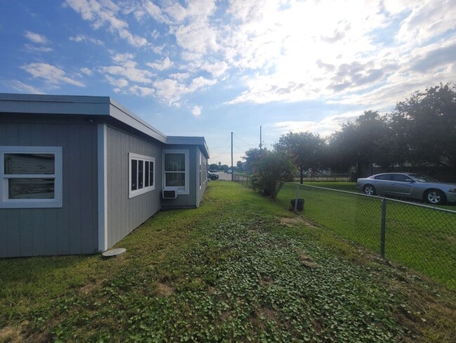 Building Photo - 2 Bedroom / 1 Bath / Bonus Room / 67th street