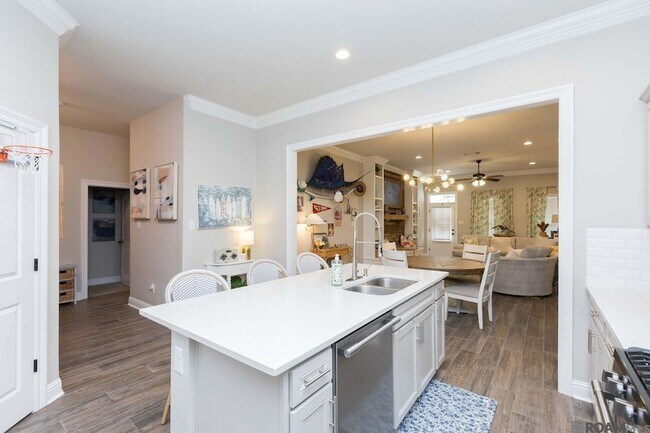 Foto del edificio - 6211 Lake Edge Dr