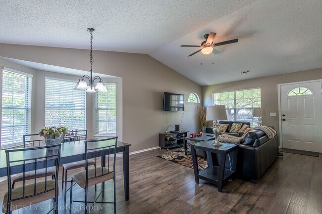 Building Photo - 3 Bedroom 2 Bath Home Near UofA!