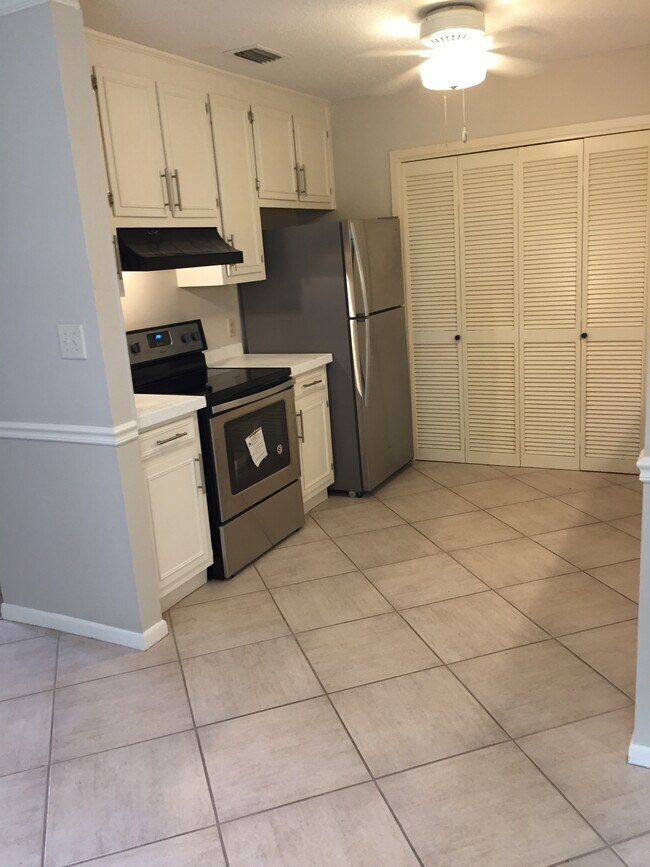 Building Photo - 6928 Cobblestone Way N
