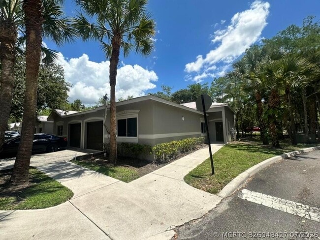 Building Photo - 220 Crestwood Cir