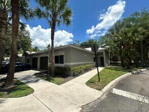 Building Photo - 220 Crestwood Cir