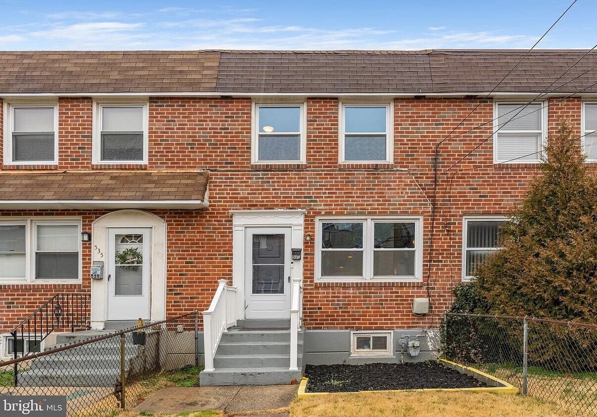 Primary Photo - 537 E Basin St