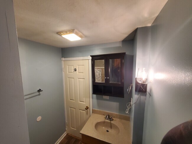 Baño - 327 E Church St
