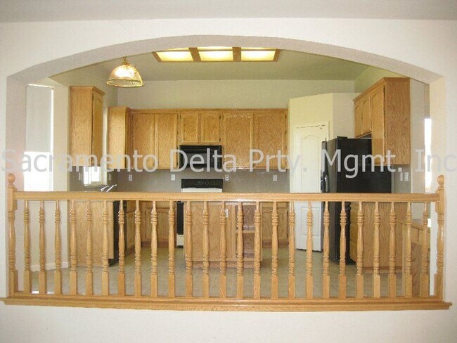 Building Photo - Beautiful and Spacious 5 bed/3 bath home i...