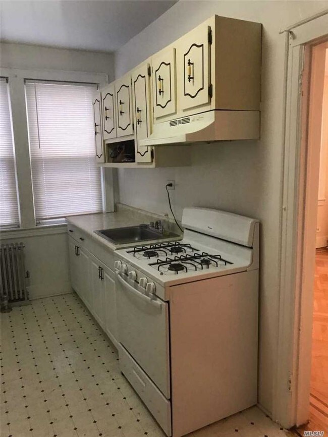 Building Photo - 3 bedroom in Woodside NY 11377