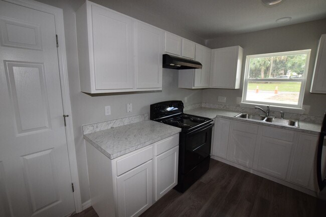 Building Photo - 2 Bedroom, 2 Bath Duplex For Rent at 925 E...