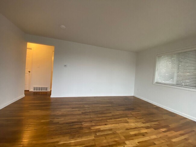Building Photo - 4 bedroom 1 bath beautifully remodeled hom...