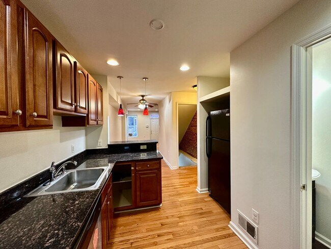 Foto del edificio - Charming 2 Bedroom/1.5 Bathroom Townhome in Washington Village-Pigtown!