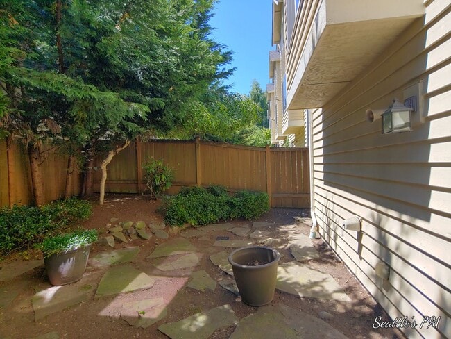 Building Photo - Gorgeous North Seattle Townhome
