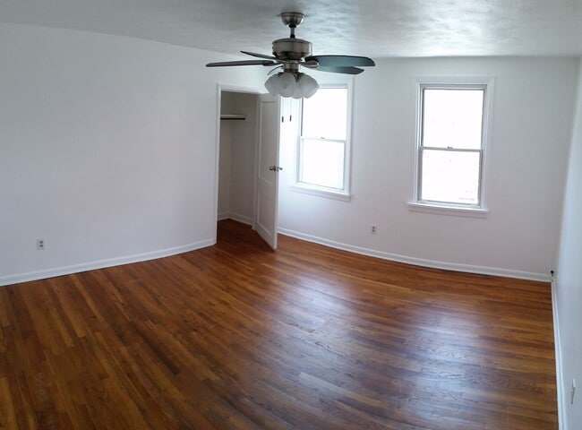 Foto del edificio - Modern 2 Bed/1 Bath row house with off-str...