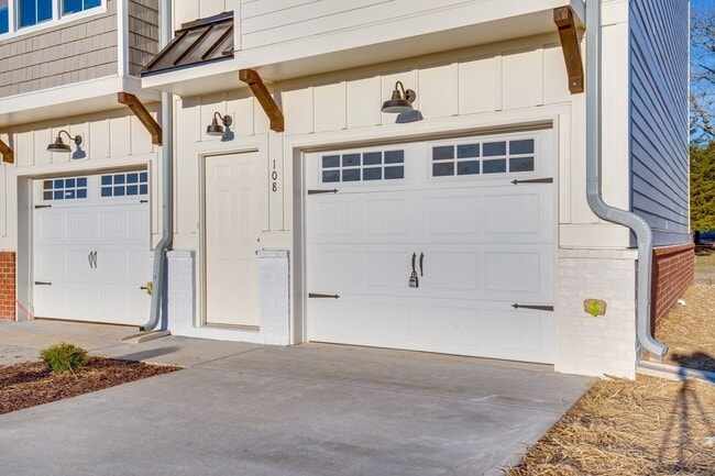 Building Photo - Townhome Available below $1700