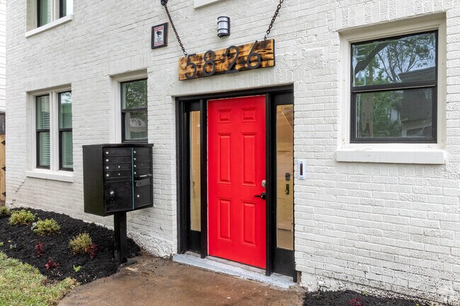 Entrada - 5826 Oram St