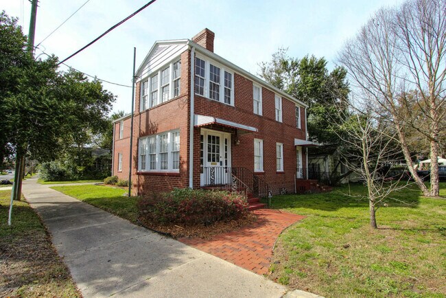 Building Photo - 758 Acosta St