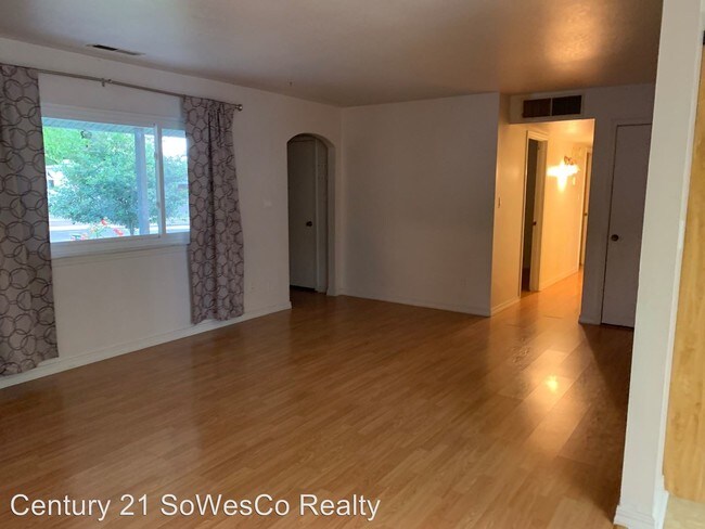 Building Photo - 3 br, 2 bath House - 301 North Valley