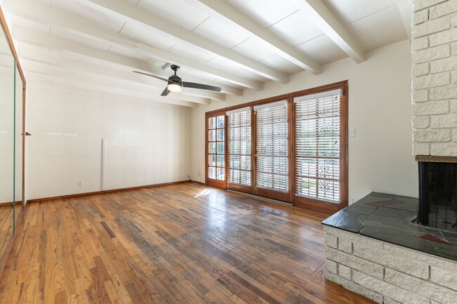 Foto del edificio - Historic Neighborhood + Utilities Included...