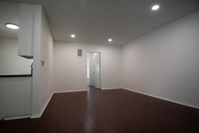 Building Photo - 10855