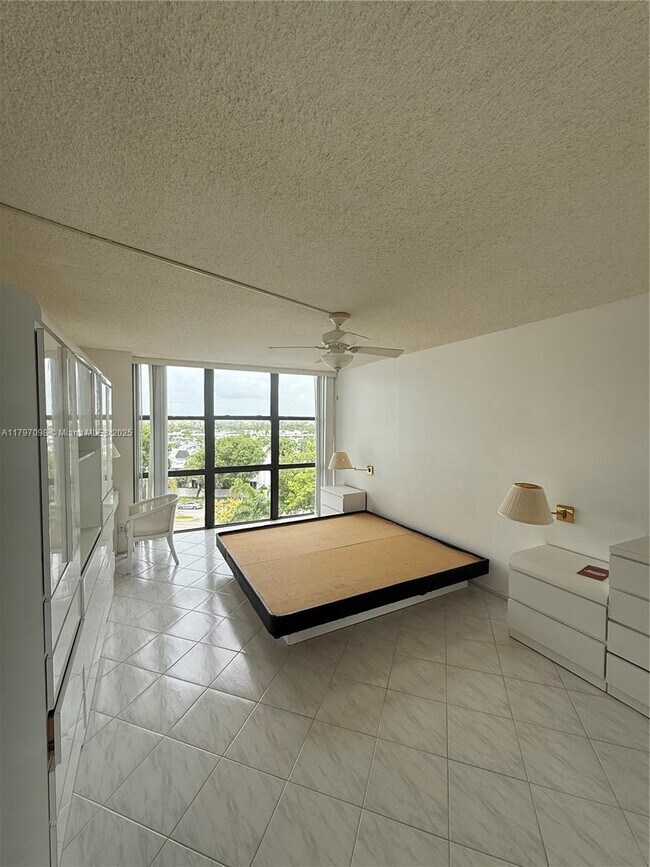 Foto del edificio - 1000 Parkview Dr