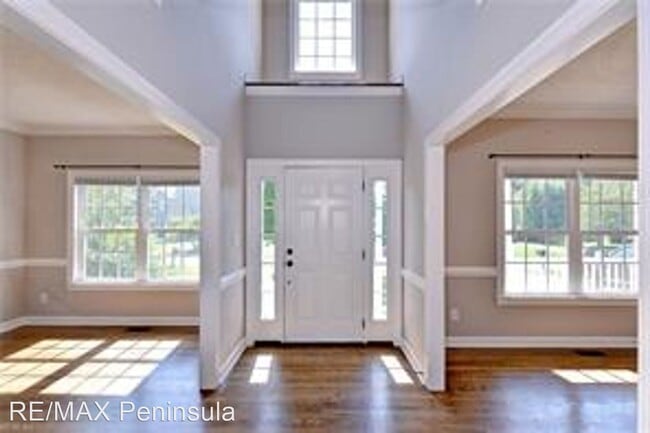 Building Photo - 5 br, 3 bath House - 103 Middle Road