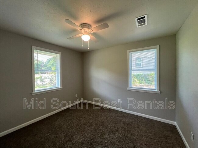 Building Photo - 2810 N Redbud Cir