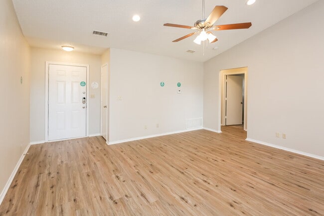 Foto del edificio - 8137 Camelot Rd