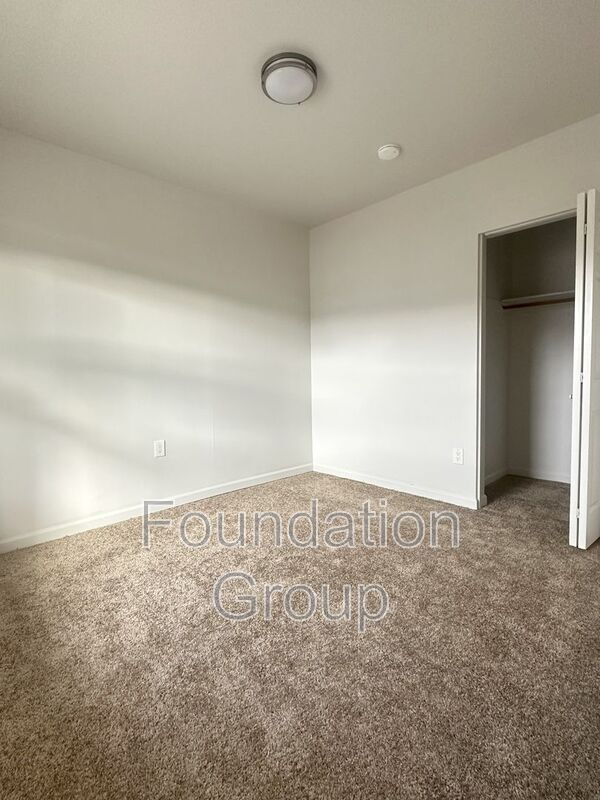 Building Photo - 842 Davis Pl S