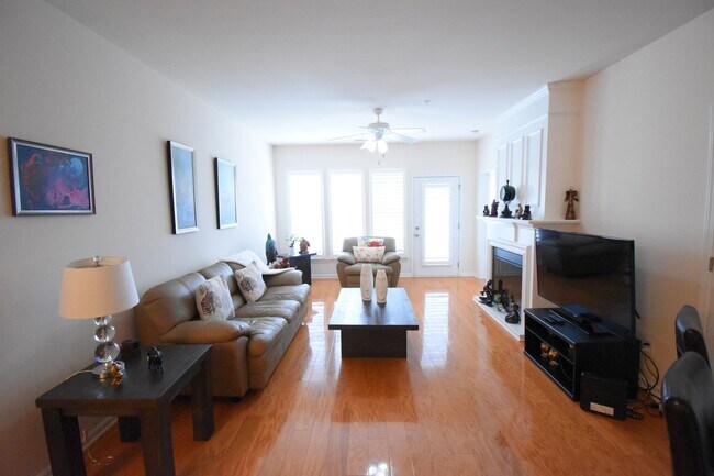 Foto del edificio - Beautiful 3BR 2BA Condo • Granite Kitchen • Balcony & Pool • Furnished 4th-Floor End Unit Condo i...