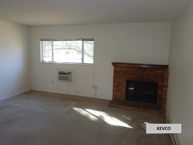 Foto del edificio - Great Condo by Foothills Mall!