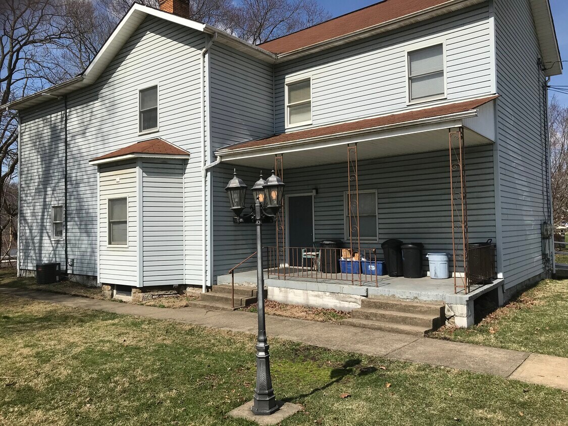 Primary Photo - 833 Riverview Ave