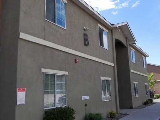 Building Photo - Quaint 2 Bedroom Apartment Close to Old Town!