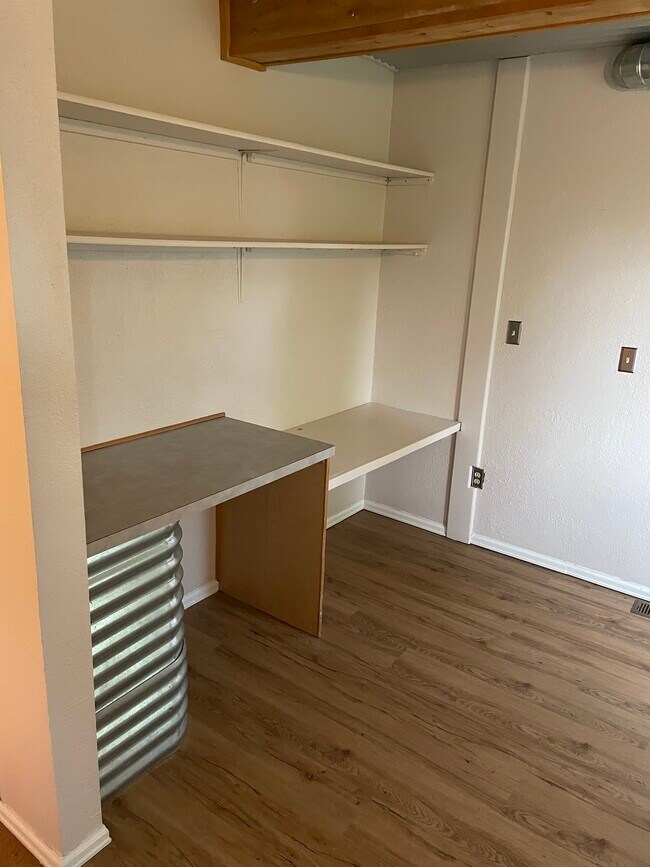 Built-in desk/entertainment area - 600 E Glenwood Ave