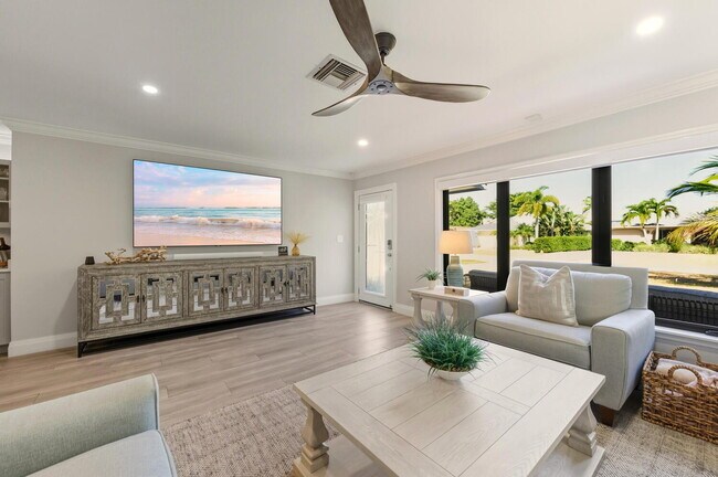 Foto del edificio - Naples Park PET FRIENDLY POOL HOME - 3BDRM. 2 BATHS