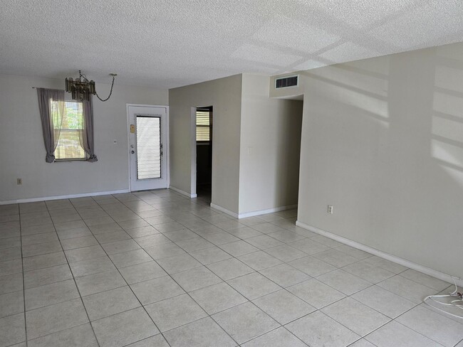 Building Photo - 1800 N Lauderdale Ave