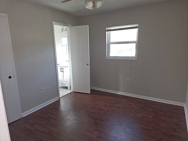Building Photo - Temple Terrace Hideaway