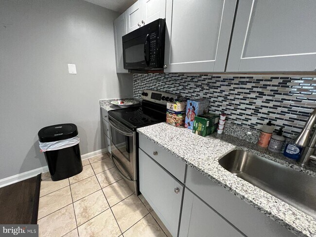 Building Photo - 9429 Rosmarin Way