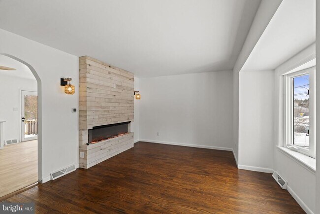 Building Photo - 395 Montgomery Dr