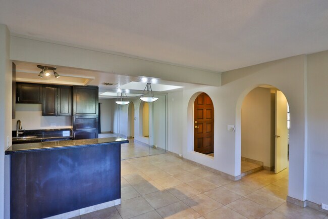 Building Photo - 7557 N Dreamy Draw Dr